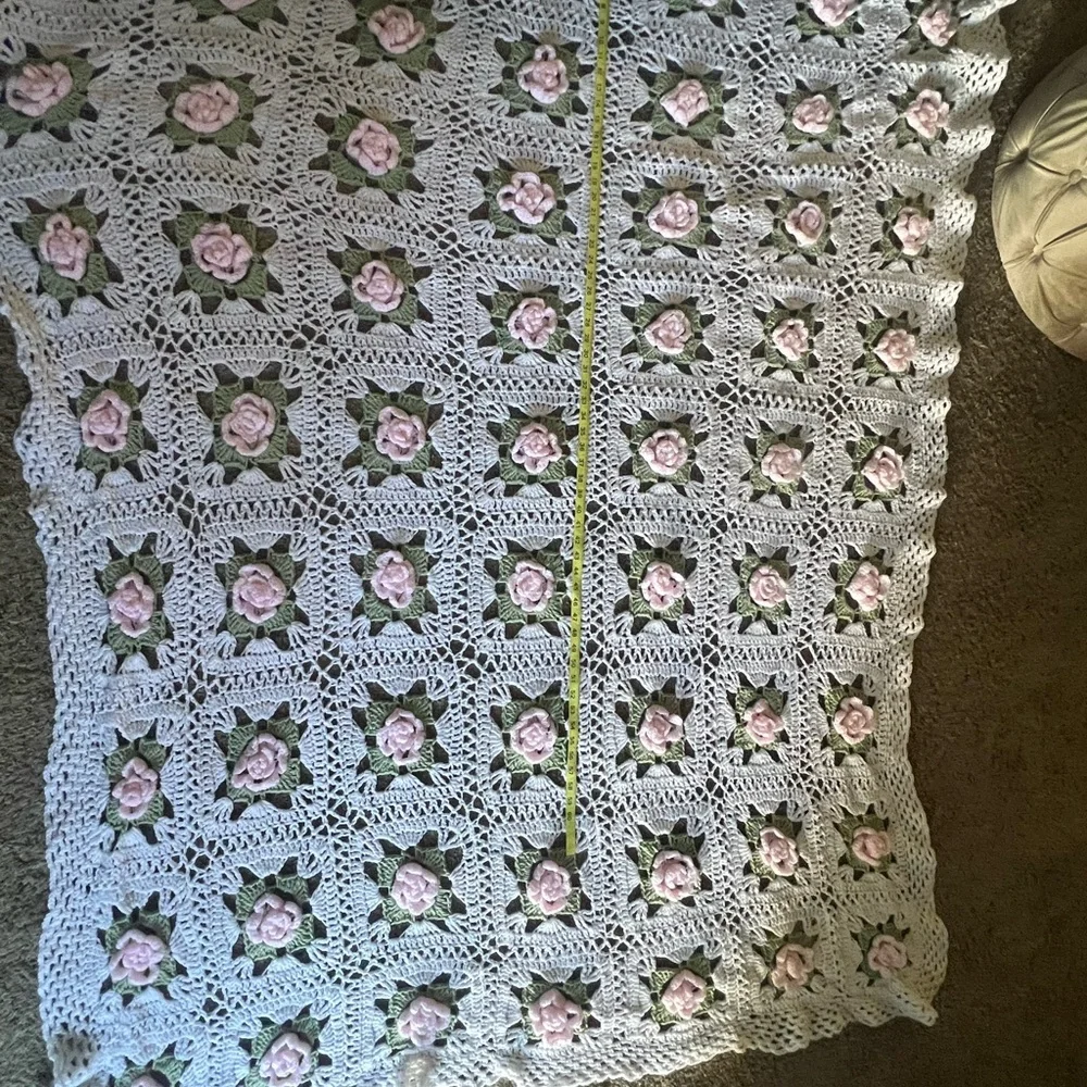 Handmade square afghan roses white pink green - Picture 6 of 9